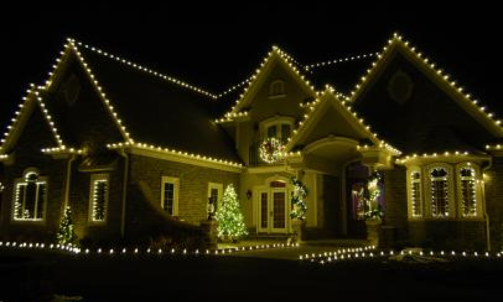 How to Choose the Right Christmas Light Installer for Your Needs?